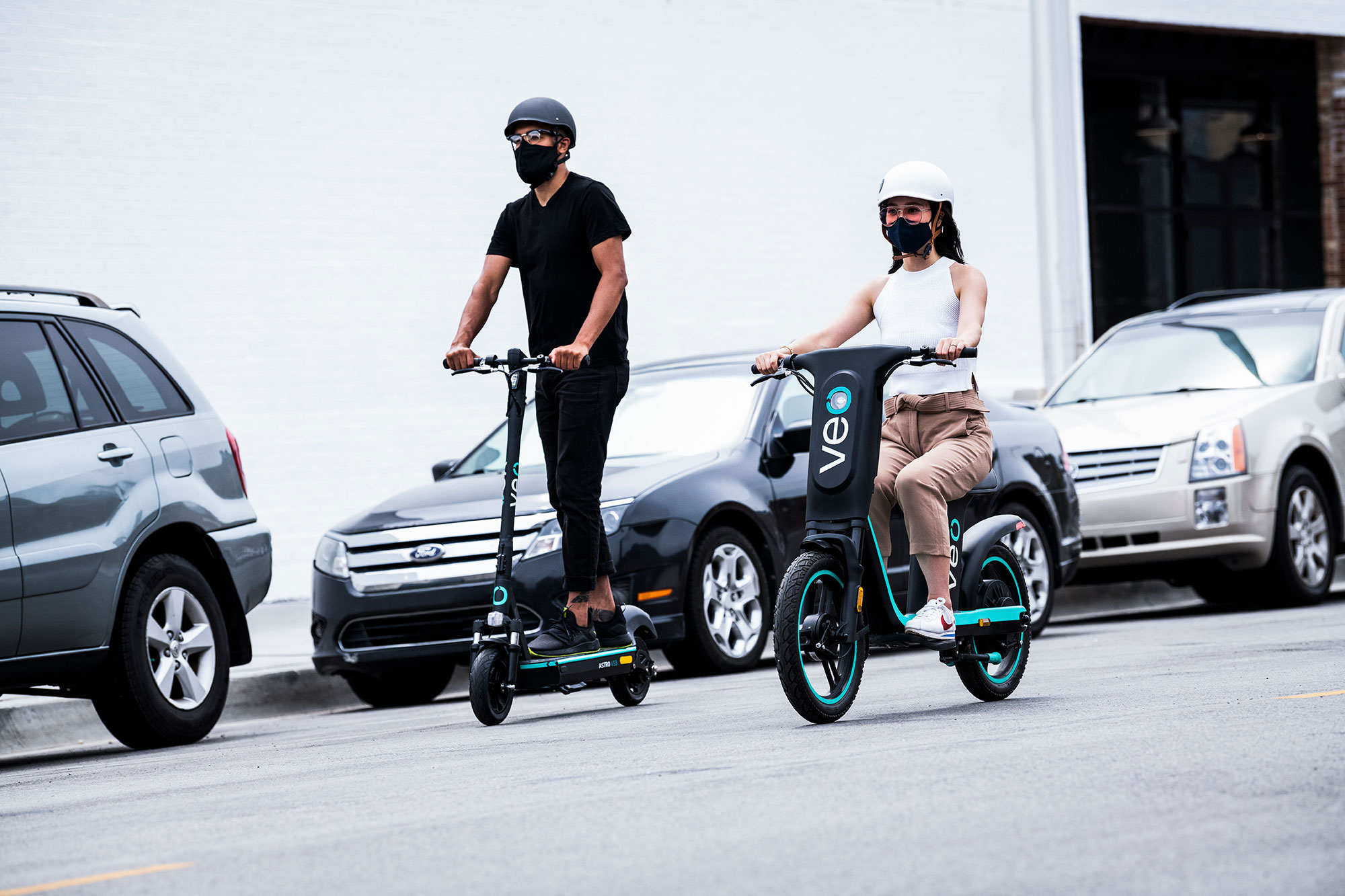 veo-pareja-máscaras-scooters