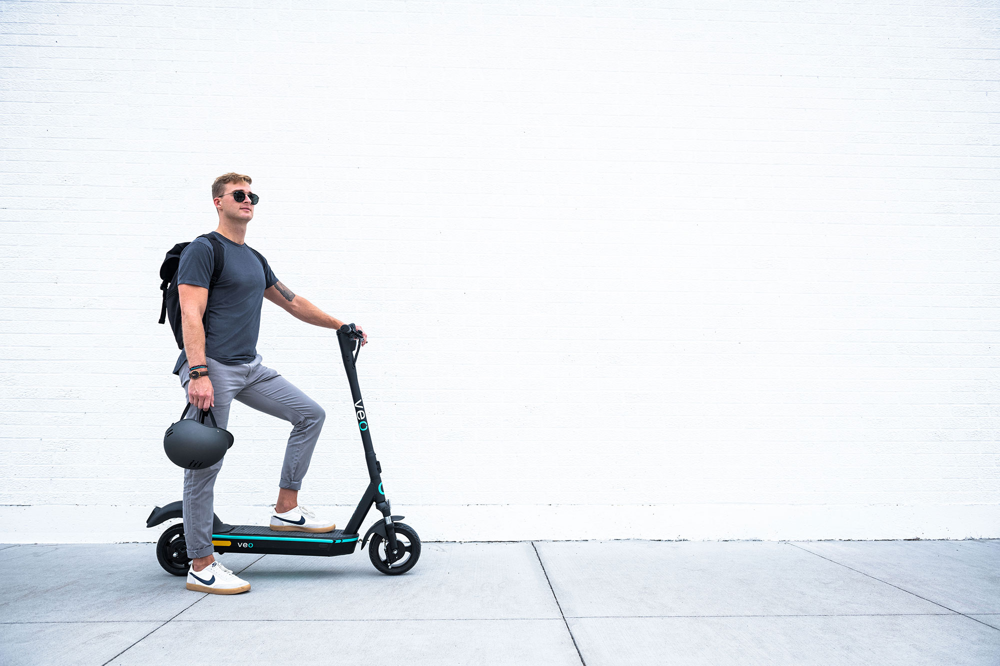 veo-man-scooter-astro