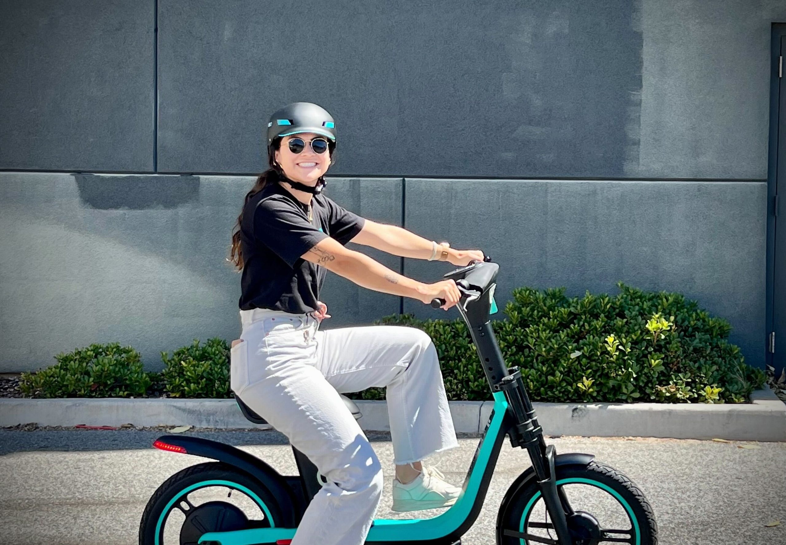 Veo lleva las bicicletas eléctricas con acelerador a Arlington y